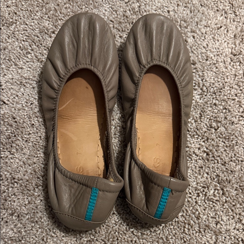 Tieks size 7 Taupe Leather Ballet Flats with Teal Accent